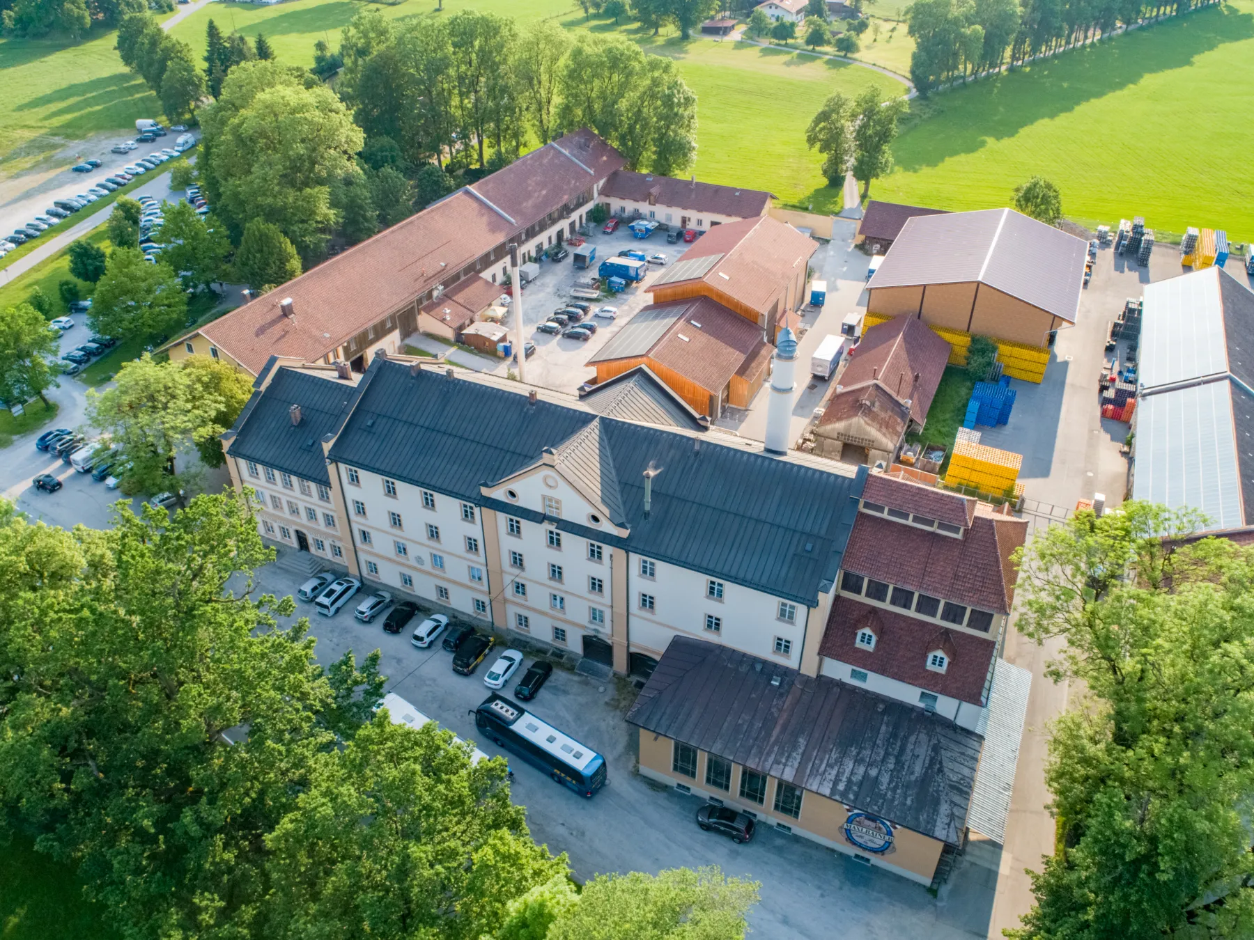 Der Brauereihof der Schlossbrauerei Maxlrain aus der Luft
